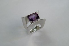 Anello in Oro bianco, con Ametista incastonata