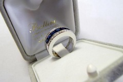Anello a fascia in Oro Bianco, con Zaffiri "carré" montati a binario e brillantini laterali