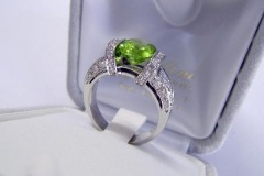 Anello in Oro Bianco, con Peridoto/Olivina centrale, contornato da Diamanti
