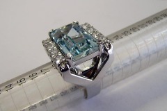 Anello in Oro bianco, con Acquamarina rettangolare e Diamanti