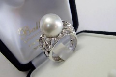 Anello in Oro bianco con Perla Australiana e Brillanti