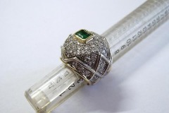 Anello in Oro bianco, con Smeraldo  e contorno di Diamanti