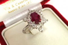 Anello Margherita in Oro Bianco Rodiato con Diamanti e Rubino ovale