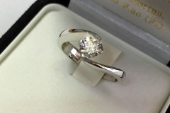 Anello Solitario con Diamante,  montatura tipo "Contrarié"