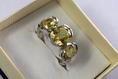 Anello Trilogy in Oro Bianco, con Zaffiri ovali Gialli e Diamanti sul gambo