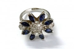 Anello in Oro Bianco, con Zaffiri a "Navetta/Marquise" e  pavé di Diamanti