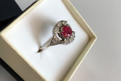 Anello in Oro Bianco, con Rubino centrale e Diamanti
