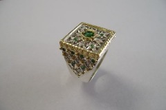 Anello in Oro bianco, Fascia "Stile Fiorentino" incisa a mano, con Smeraldi e Diamanti