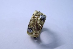 Anello in Oro giallo, con Foglie incise a mano e Brillanti